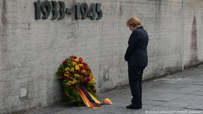 Angela Merkel, canciller de Alemania, ofreciendo honras fúnebres a las víctimas del Holocausto (2018).